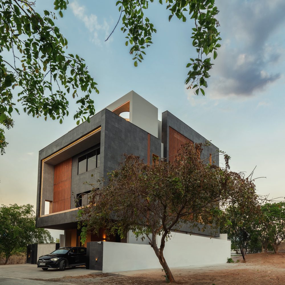 Black Rock House — Approach view under the mango tree