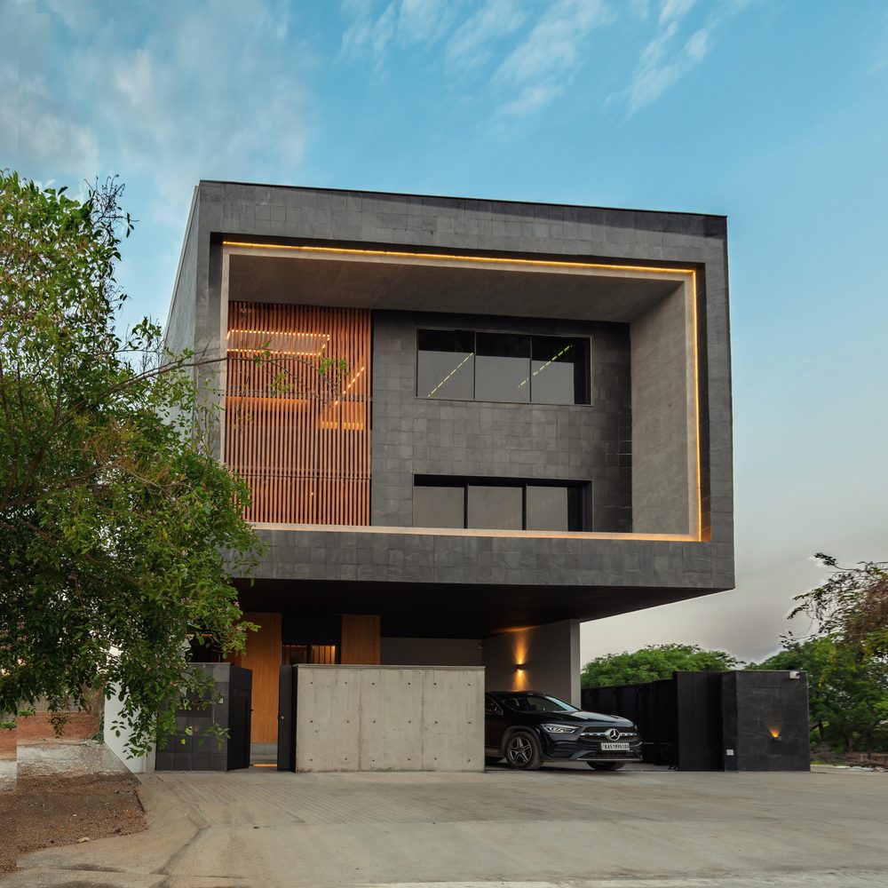 Black Rock House — The car court under the cantilever