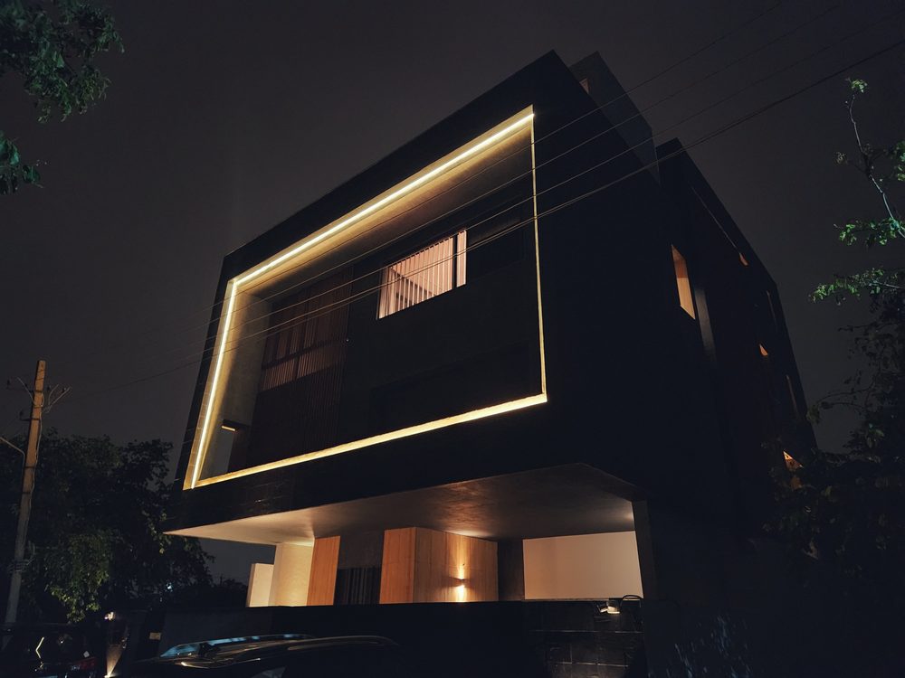 Black Rock House — Dusk, the lit reveal traces the cantilever